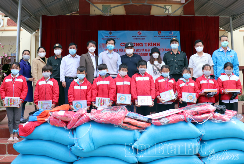 600 suất quà trao tặng học sinh nghèo tại xã Mường Nhà