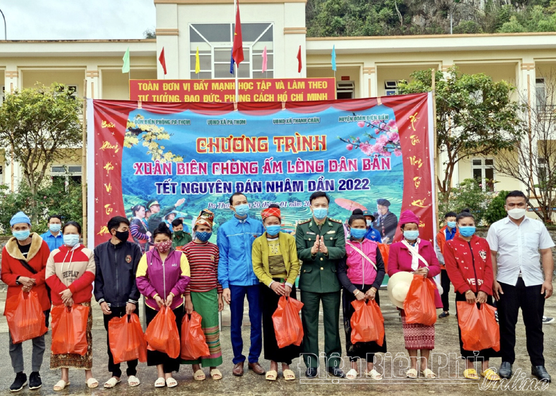 Trao quà cho 80 hộ nghèo xã Pa Thơm và Thanh Chăn