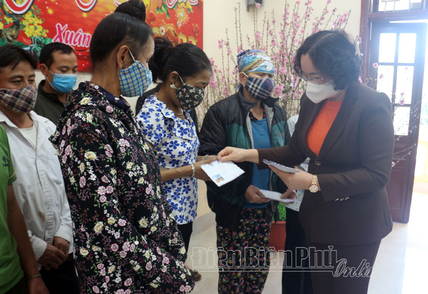 Đoàn ĐBQH tỉnh trao 150 suất quà tết cho hộ nghèo huyện Tuần Giáo