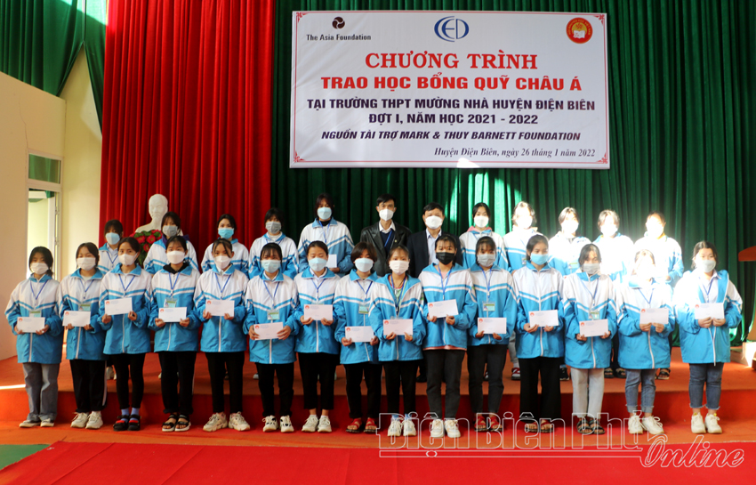 Trao học bổng từ Quỹ châu Á cho 180 nữ sinh THPT
