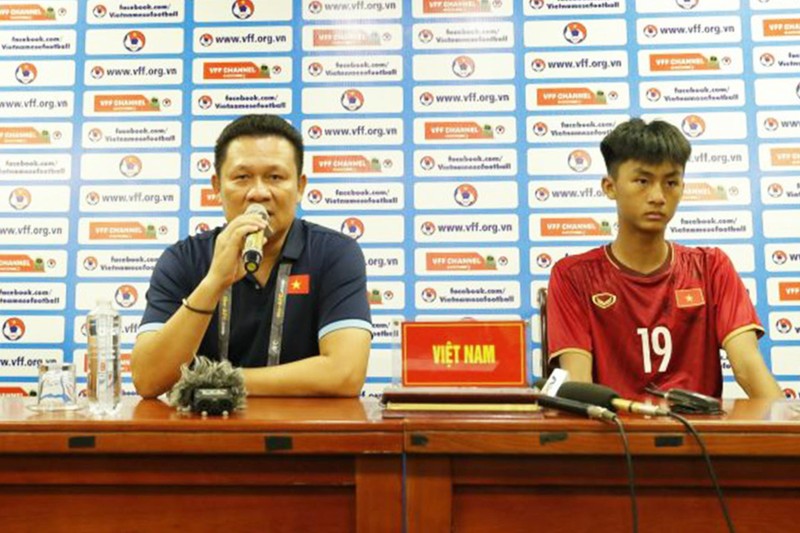 HLV Nguyễn Quốc Tuấn của U17 Việt Nam chia sẻ lối chơi giúp thắng Thái Lan