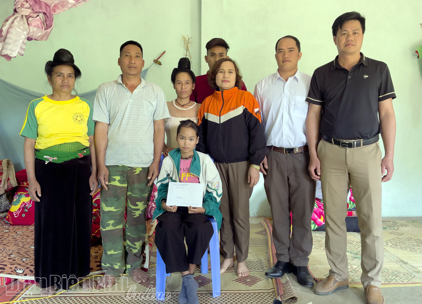 Điện Biên Đông hỗ trợ 20 triệu đồng học sinh mắc bệnh hiểm nghèo