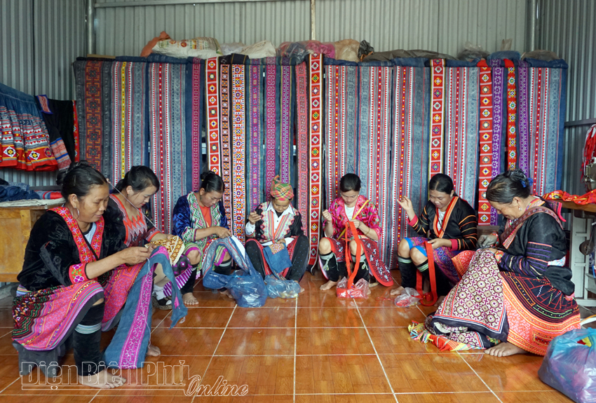 Nậm Pồ phát huy giá trị nghề thêu may trang phục dân tộc Mông