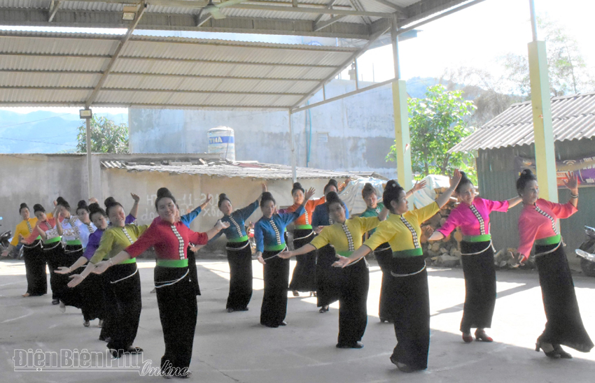 Góp tiếng hát, điệu múa phục vụ bản làng