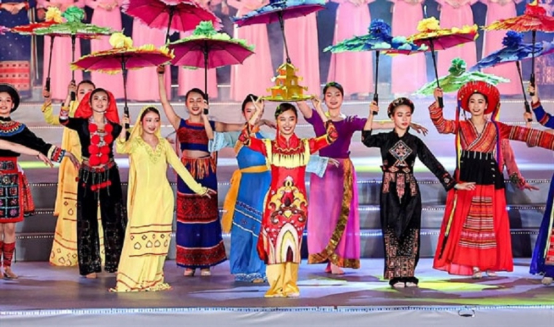 Gần 500 nghệ nhân, diễn viên quần chúng tham gia Liên hoan trình diễn trang phục các dân tộc Việt Nam