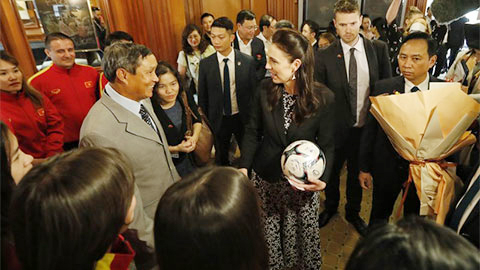 Thủ tướng New Zealand gặp và giao lưu cùng đội tuyển nữ Việt Nam
