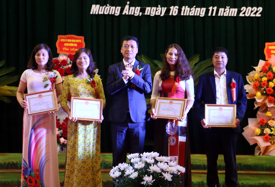 Huyện Mường Ảng kỷ niệm 40 năm ngày Nhà giáo Việt Nam