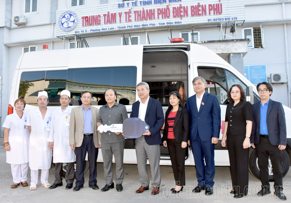 Trao tặng xe cứu thương cho Trung tâm Y tế thành phố Điện Biên Phủ