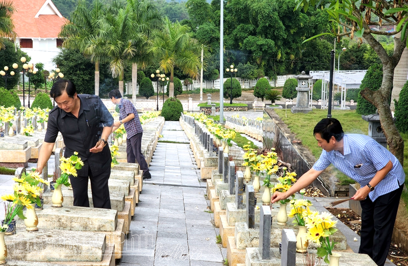 Đoàn công tác tỉnh Quảng Trị dâng hương tưởng niệm các anh hùng liệt sĩ