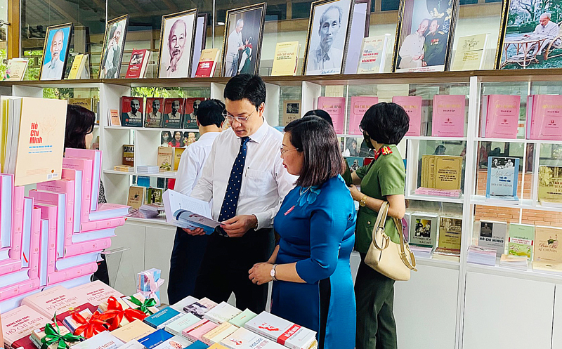 Ra mắt ''Tủ sách Hồ Chí Minh'' và Phòng trưng bày sách về Chủ tịch Hồ Chí Minh