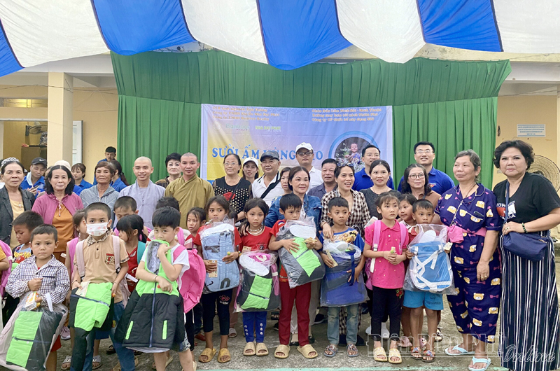 Khám bệnh và tặng 366 suất quà cho học sinh xã Pa Thơm