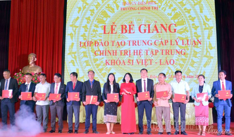 Bế giảng lớp Trung cấp lý luận chính trị Việt - Lào