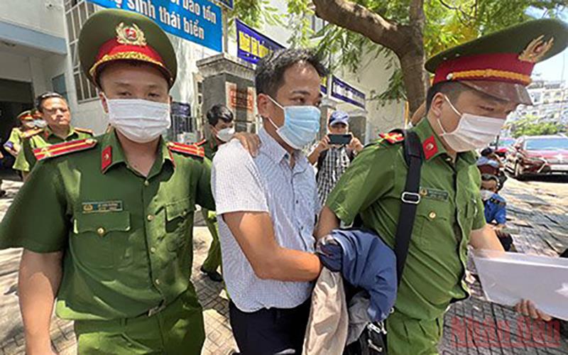 Tống đạt quyết định khởi tố các bị can tại CDC Khánh Hòa