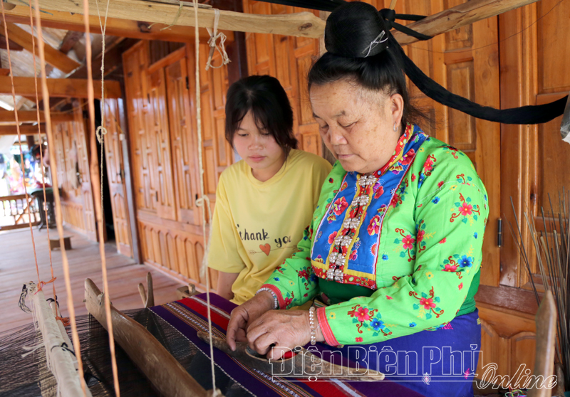 Khó phát triển nghề dệt dân tộc Lào tại Điện Biên Đông