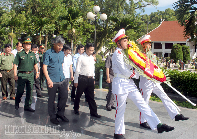 Đoàn cán bộ tỉnh Lai Châu dâng hương tri ân các anh hùng liệt sĩ tại Điện Biên