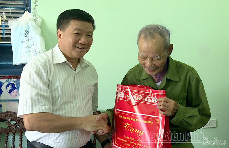 Chủ tịch HĐND tỉnh Lò Văn Phương thăm, tặng quà gia đình chính sách trên địa bàn huyện Điện Biên