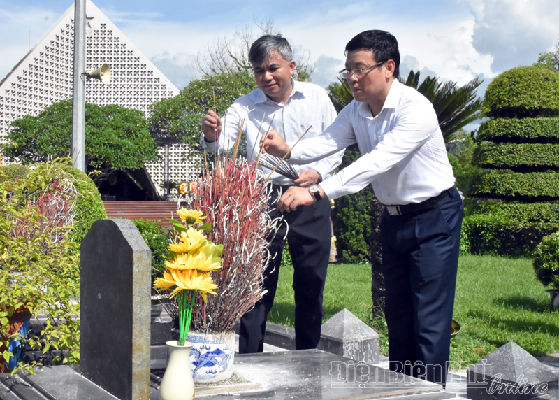 Đoàn công tác tỉnh Vĩnh Phúc dâng hương tưởng niệm các anh hùng liệt sĩ tại Điện Biên