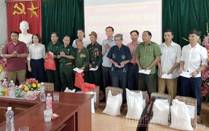 Lãnh đạo huyện Điện Biên Đông thăm, tặng quà các gia đình chính sách