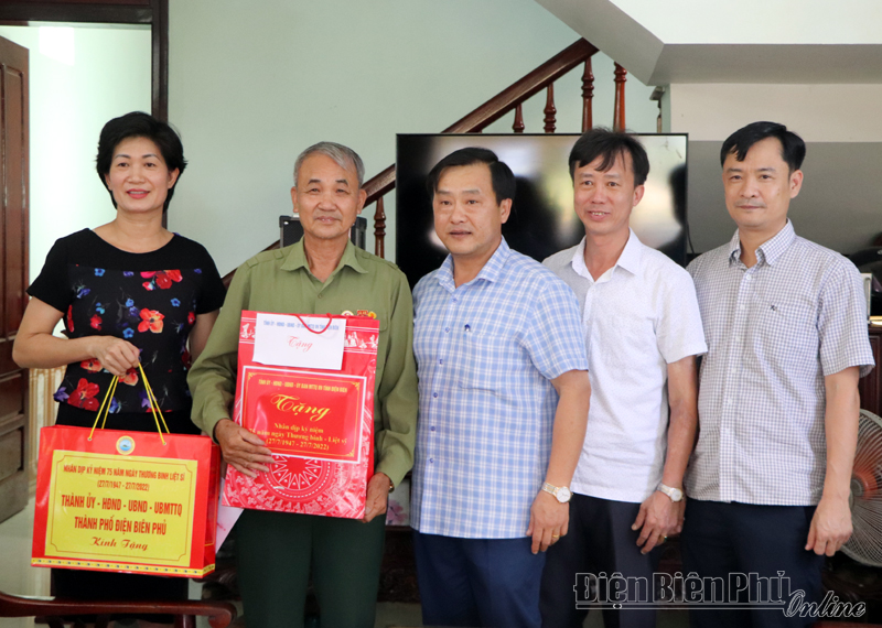 Đồng chí Vừ A Bằng thăm, tặng quà gia đình chính sách
