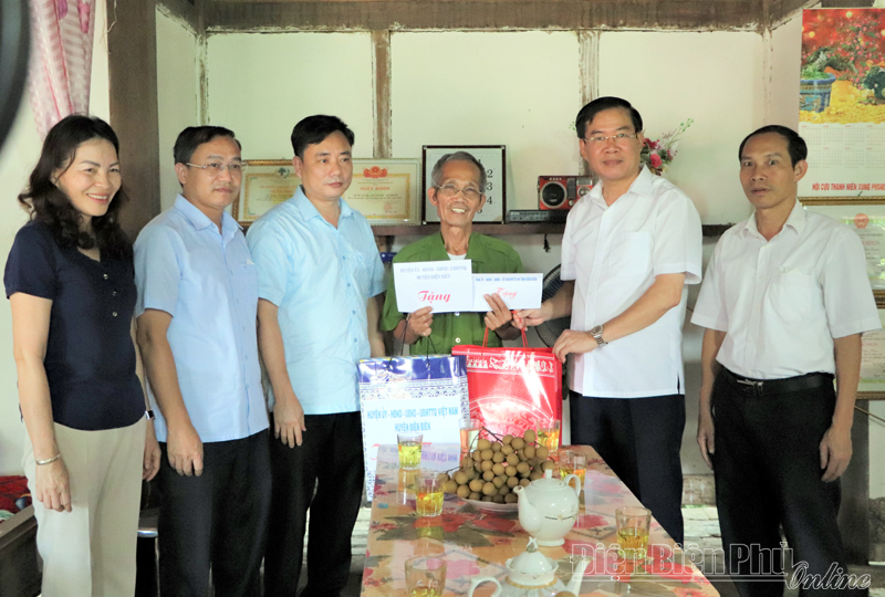 Đồng chí Lò Văn Mừng thăm, tặng quà gia đình chính sách tại huyện Điện Biên