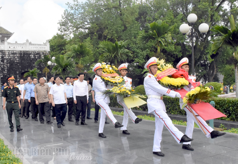 Đoàn công tác Văn phòng Chính phủ dâng hương tưởng niệm các anh hùng liệt sĩ tại Điện Biên