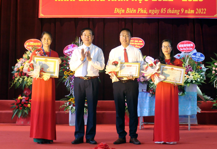 Chủ tịch Ủy ban MTTQ Việt Nam tỉnh Lò Văn Mừng dự khai giảng Trường DTNT tỉnh