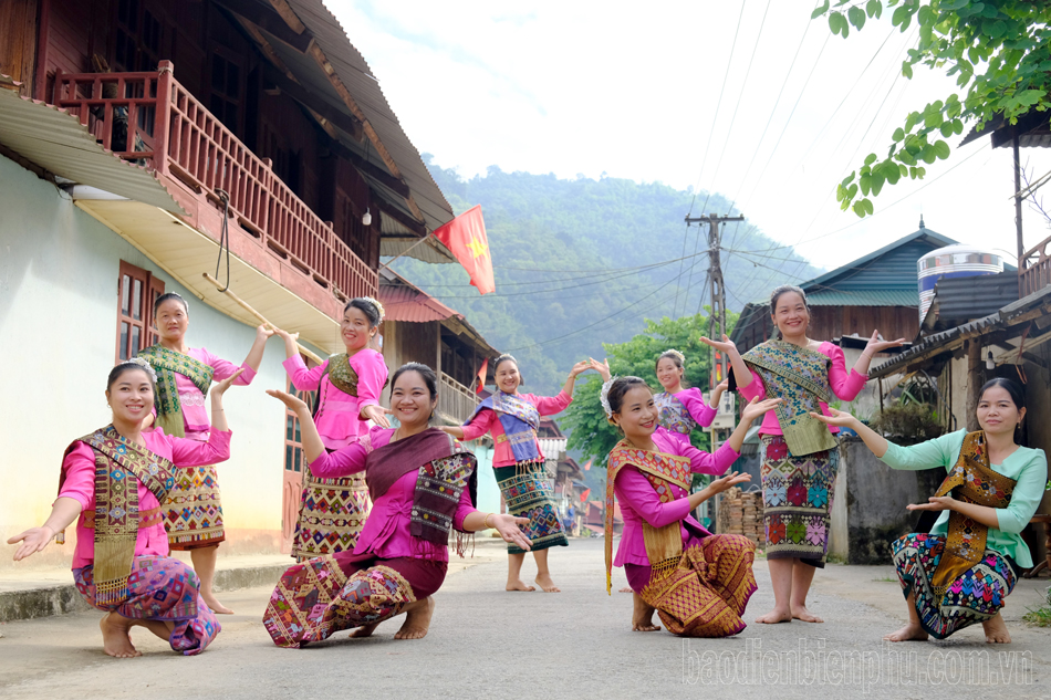 Gìn giữ điệu múa Lào