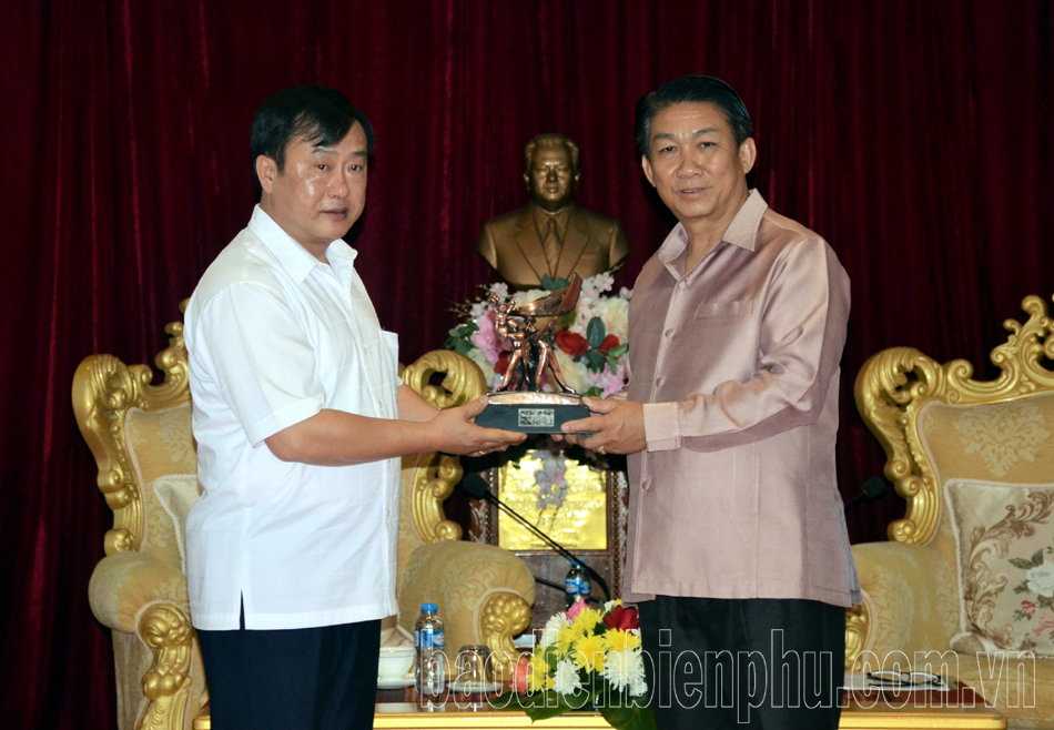 Phó Chủ tịch UBND tỉnh Vừ A Bằng chào xã giao lãnh đạo tỉnh Luông Pha Bang