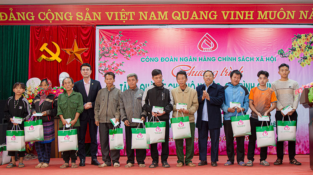 Tặng 300 suất quà tết cho hộ nghèo, gia đình chính sách huyện Nậm Pồ