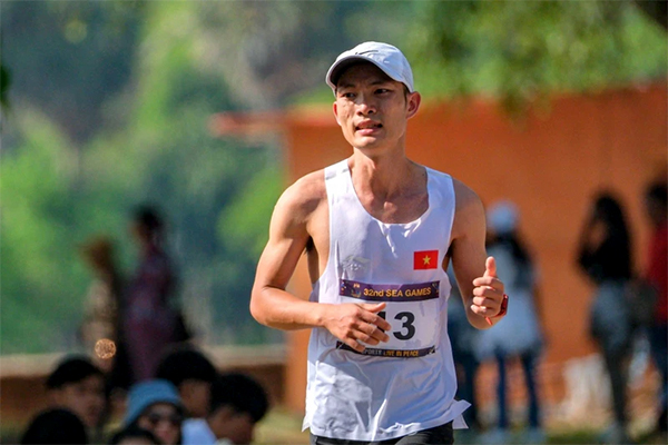 Hoàng Nguyên Thanh phá kỷ lục marathon quốc gia tồn tại suốt 21 năm
