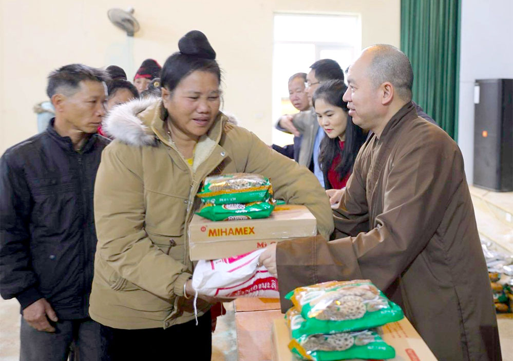 Trao 1.000 suất quà tết cho hộ nghèo huyện Điện Biên và Mường Ảng
