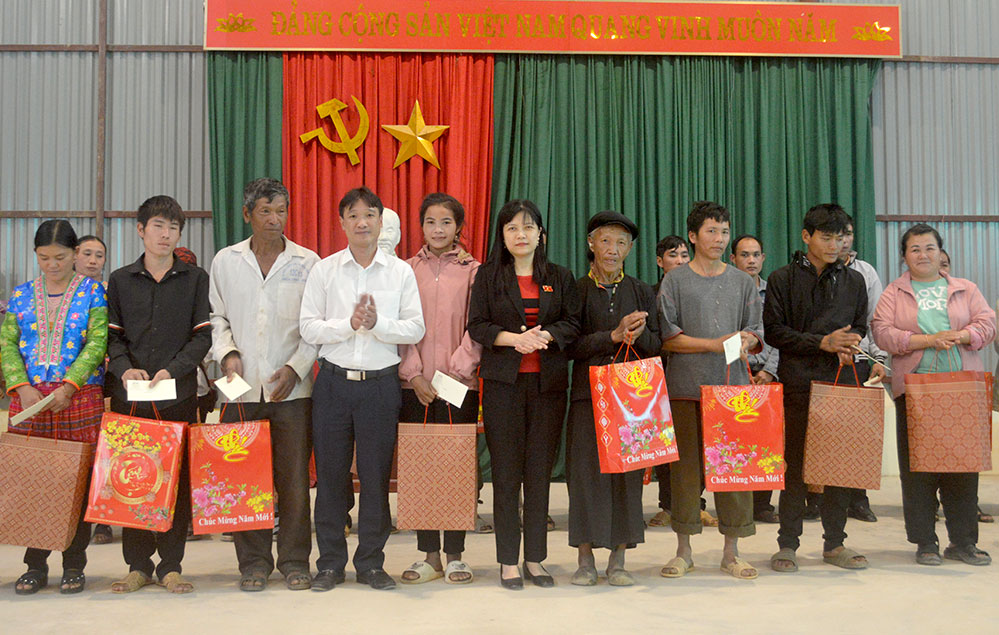 Đoàn ĐBQH tỉnh tặng quà 200 hộ nghèo huyện Điện Biên Đông