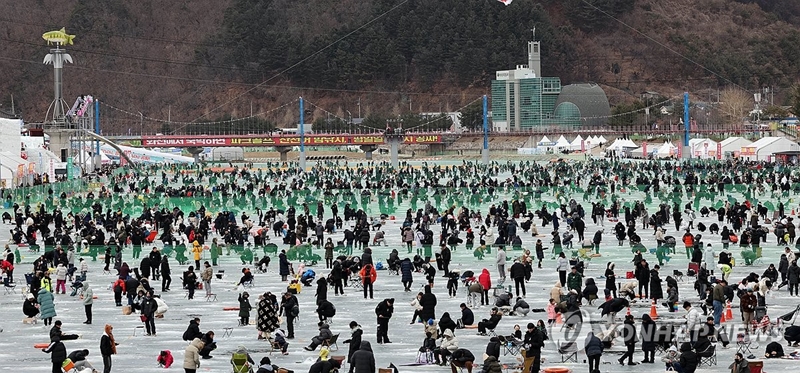 Hàn Quốc: Lễ hội câu cá sông băng thu hút hơn 1,5 triệu lượt khách
