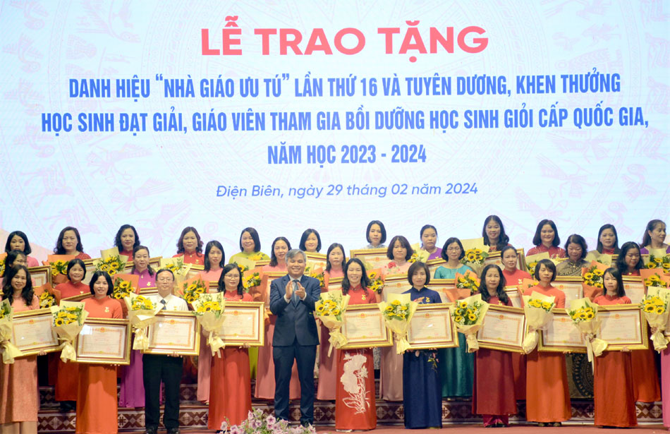 Điện Biên: Trao tặng danh hiệu “Nhà giáo ưu tú” và tuyên dương học sinh giỏi quốc gia