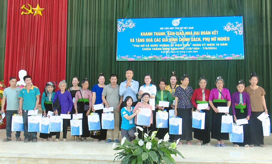 Hội LHPN Việt Nam trao nhà đại đoàn kết, tặng quà phụ nữ huyện Mường Ảng
