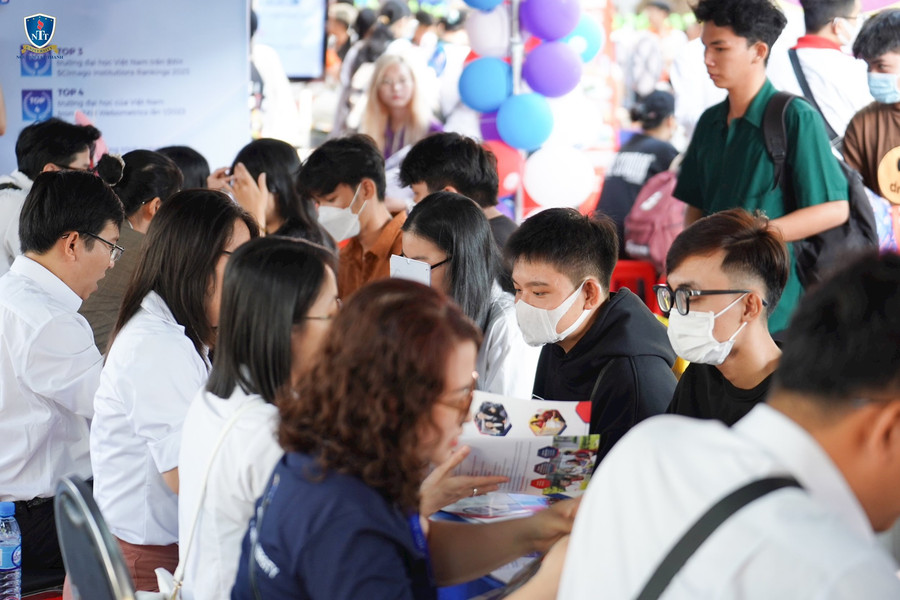 Hơn 20.000 phụ huynh, học sinh dự Ngày hội tư vấn tuyển sinh - hướng nghiệp