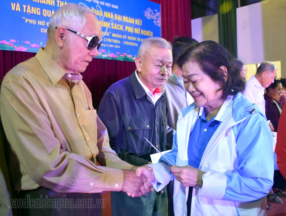Hội LHPN Việt Nam tặng quà tại xã Thanh Chăn