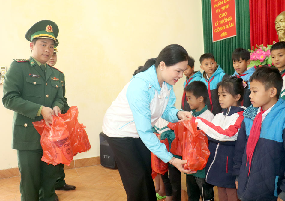 Hội LHPN Việt Nam tặng quà tại xã Pa Thơm