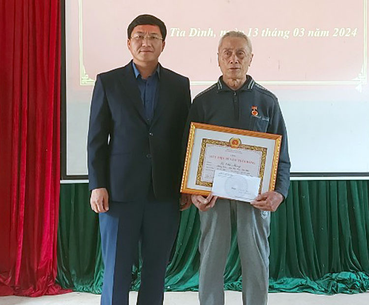 Trao và truy tặng Huy hiệu 55 năm tuổi Đảng cho các đảng viên