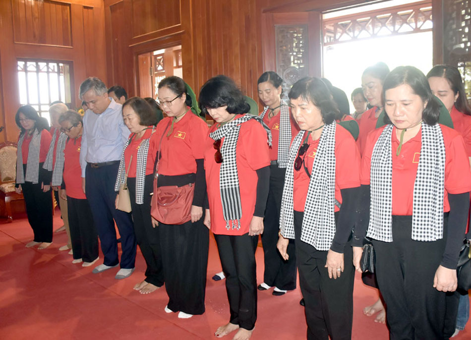 Đoàn đại biểu nữ tỉnh Vĩnh Long dâng hương tưởng niệm Đại tướng Võ Nguyên Giáp