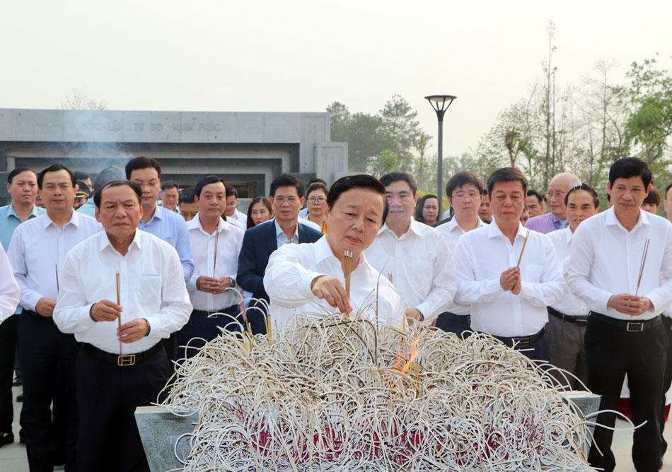 Phó Thủ tướng Trần Hồng Hà dâng hương tưởng niệm Anh hùng liệt sĩ tại Điện Biên