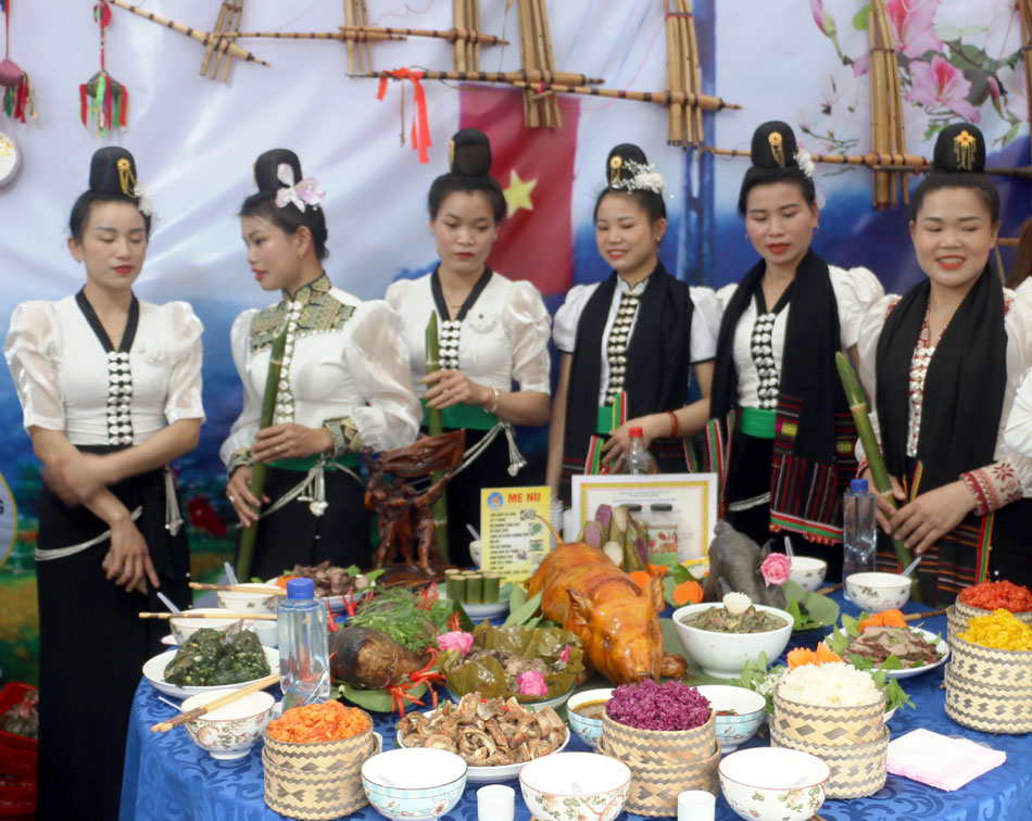 Sôi nổi Ngày hội Văn hóa, ẩm thực huyện Mường Ảng