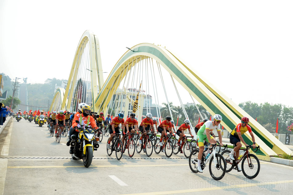 Vận động viên đua xe đạp tranh Cúp Truyền hình TP. Hồ Chí Minh diễu hành tại Điện Biên