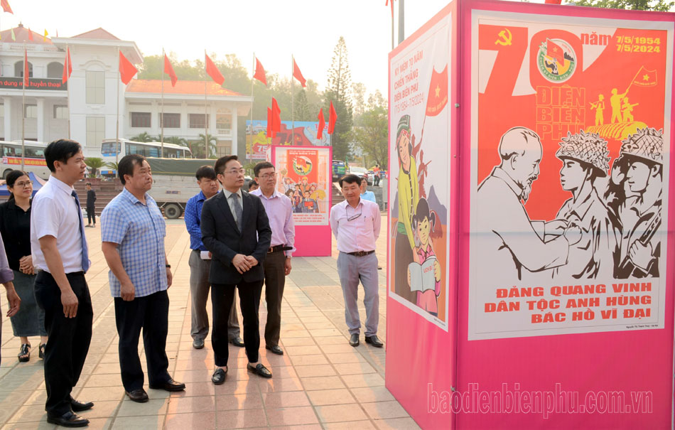 Triển lãm tranh cổ động tấm lớn tuyên truyền kỷ niệm 70 năm Chiến thắng Điện Biên Phủ