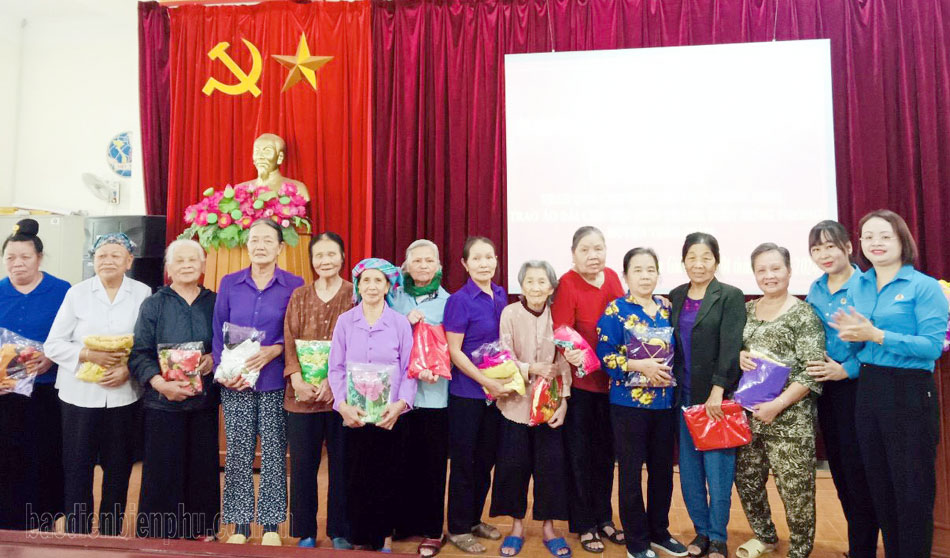 Công đoàn Viên chức tỉnh tặng quà chiến sĩ Điện Biên và TNXP huyện Tuần Giáo
