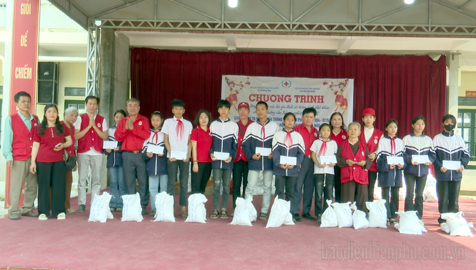 Tặng 200 suất quà cho gia đình khó khăn, học sinh nghèo vượt khó huyện Điện Biên 
