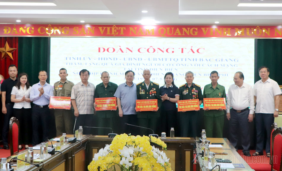 Đoàn công tác tỉnh Bắc Giang tặng quà người có công với cách mạng tại Điện Biên