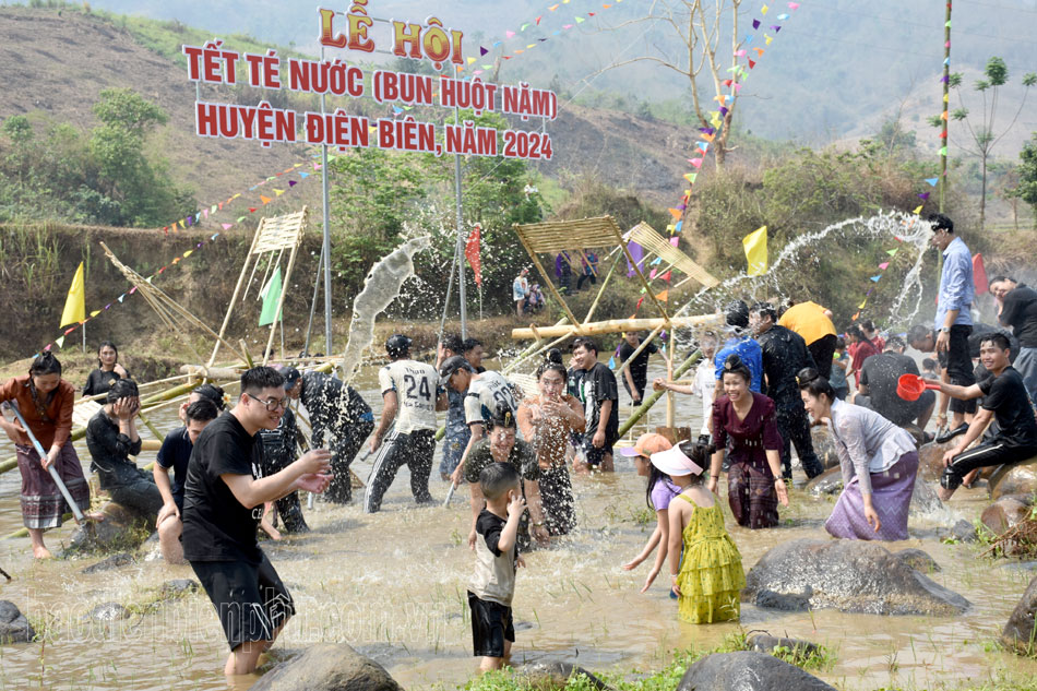 Lễ hội Bun Huột Nặm bản Na Sang 1, xã Núa Ngam 