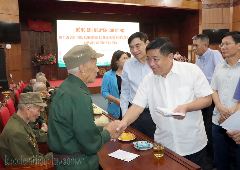 Bộ trưởng Bộ Kế hoạch và Đầu tư tặng quà chiến sĩ Điện Biên, học bổng cho học sinh