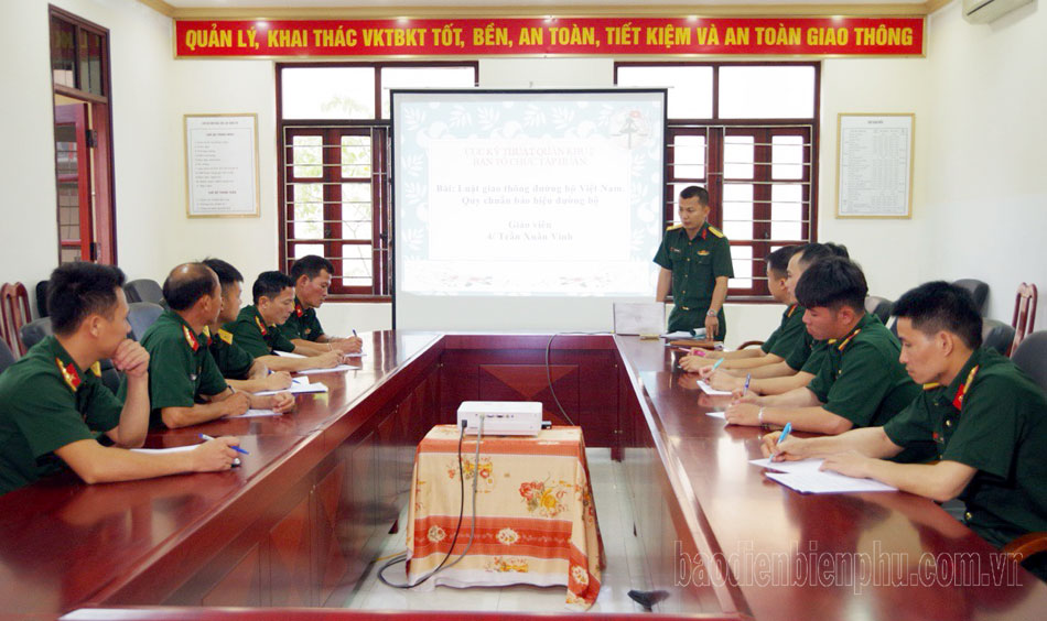 Huấn luyện lái xe ô tô kéo pháo phục vụ kỷ niệm 70 năm Chiến thắng Điện Biên Phủ